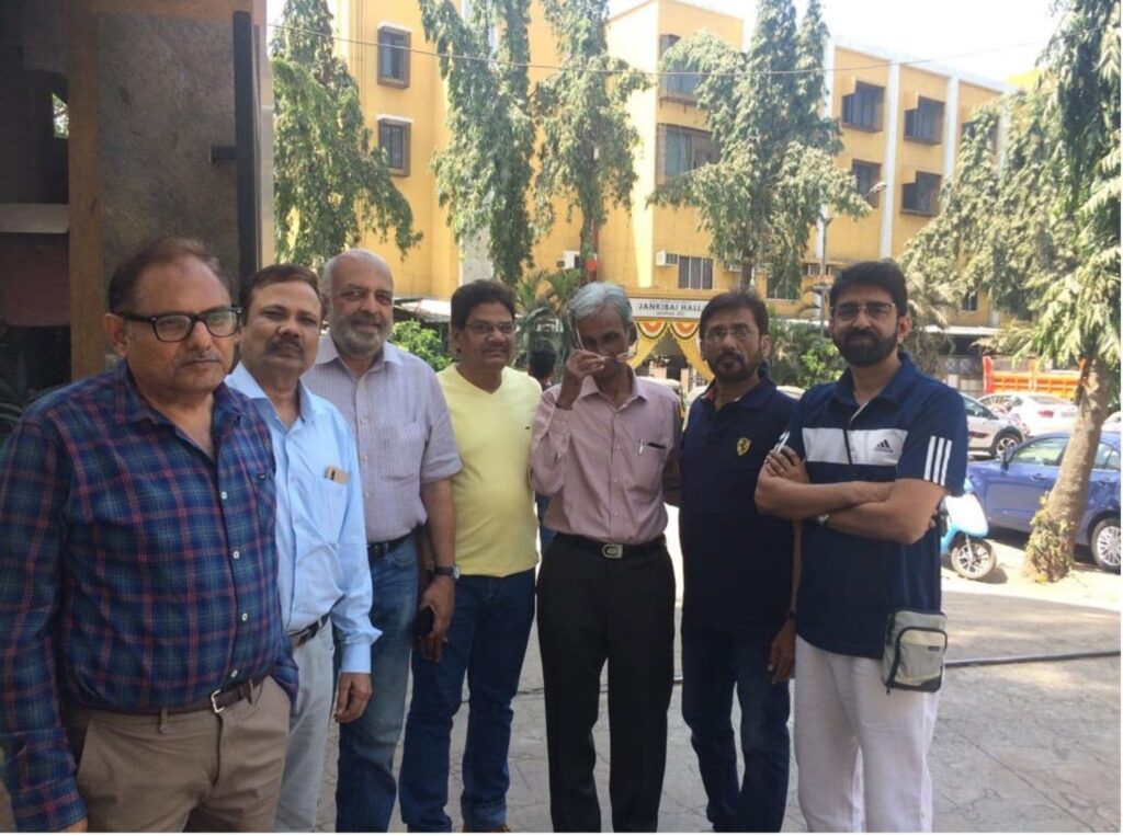 Farhad Khan, Prabhat Deshmukh, Waqar Mohiuddin Taji, a friend, Dhulip Tajne, Chandramohan Singh Hajari, and Vinayak Sabnis. Mumbai. 2018)