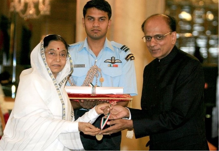 Dr. Krishan Kumar Aggarwal receiving the Padma Shri award from President Pratibha Patil in 2010.